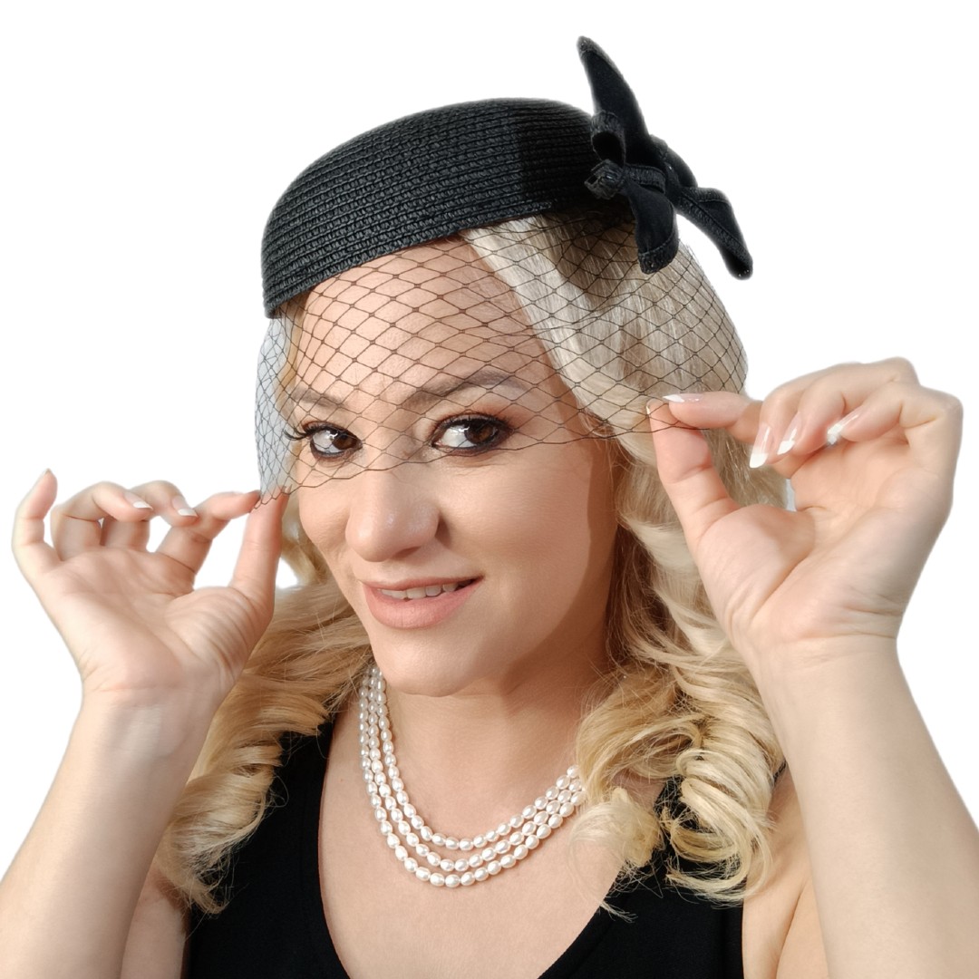 Colier Triplu cu Perle Naturale Albe 8/6 mm, Calitatea AA+, Pe Model, Stil Retro cu Voală Neagră